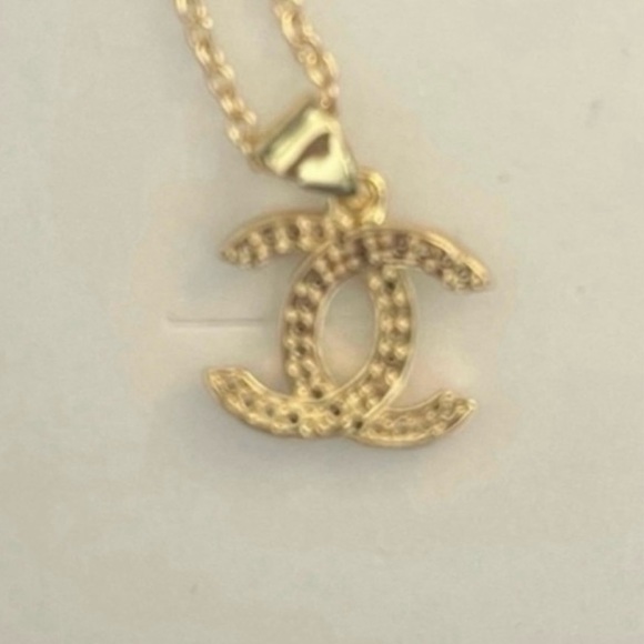 Cecilia Luxury gold charm on unbranded necklace - Picture 3 of 3